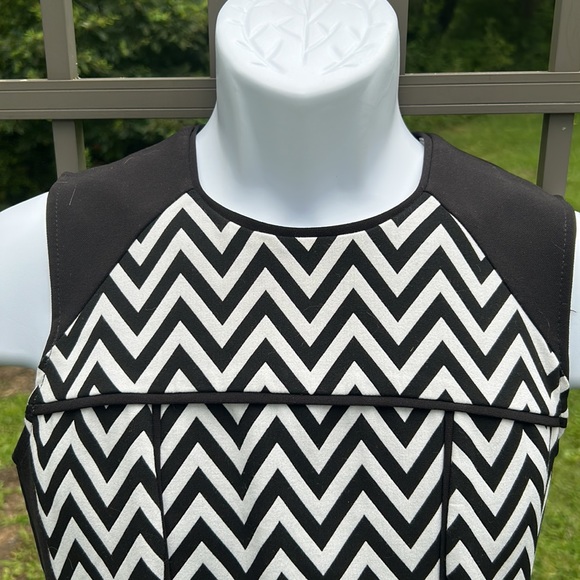 H&M Black and White Chevron Sleeveless Top W/ Peplum Size 6 - Picture 3 of 8